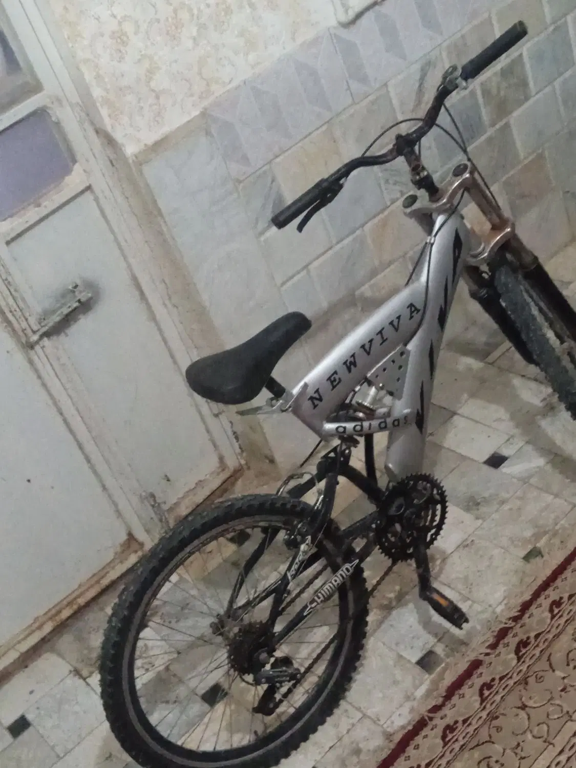 دوچرخه|دوچرخه، اسکیت، اسکوتر|زاوه, |دیوار