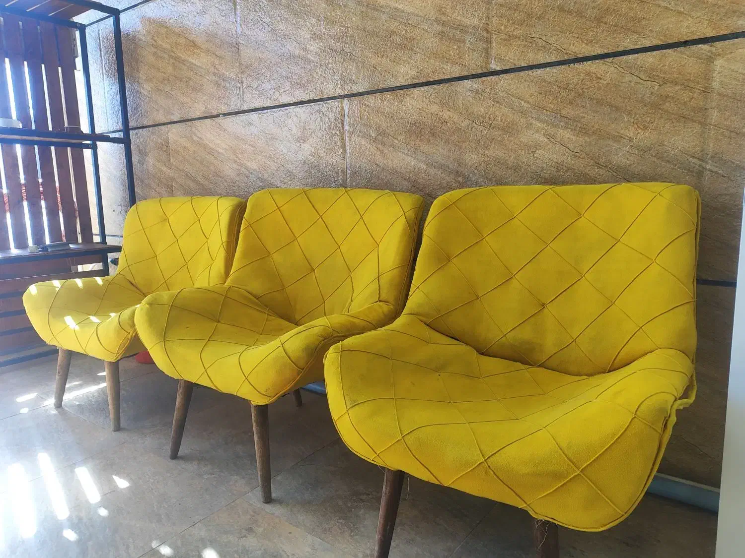 مبل راحتی سالم ۳عدد|مبلمان خانگی و میز عسلی|رشت, باهنر|دیوار