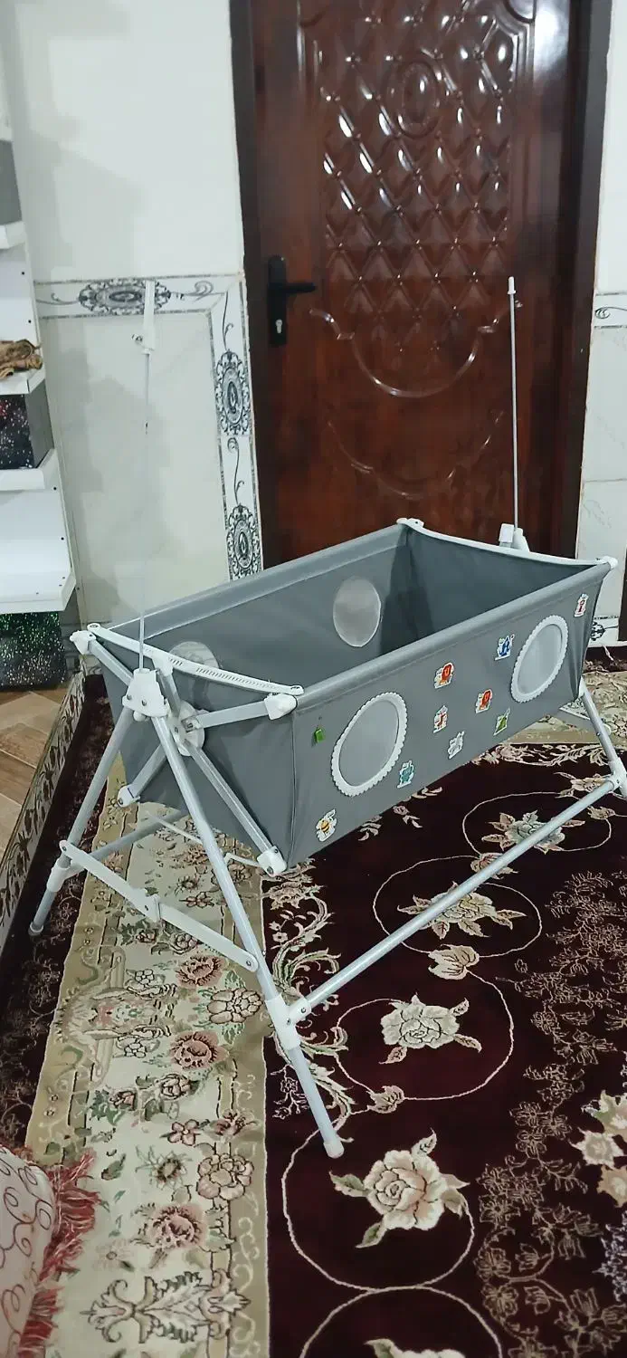 گهواره|تخت و صندلی بچه|سوری, |دیوار