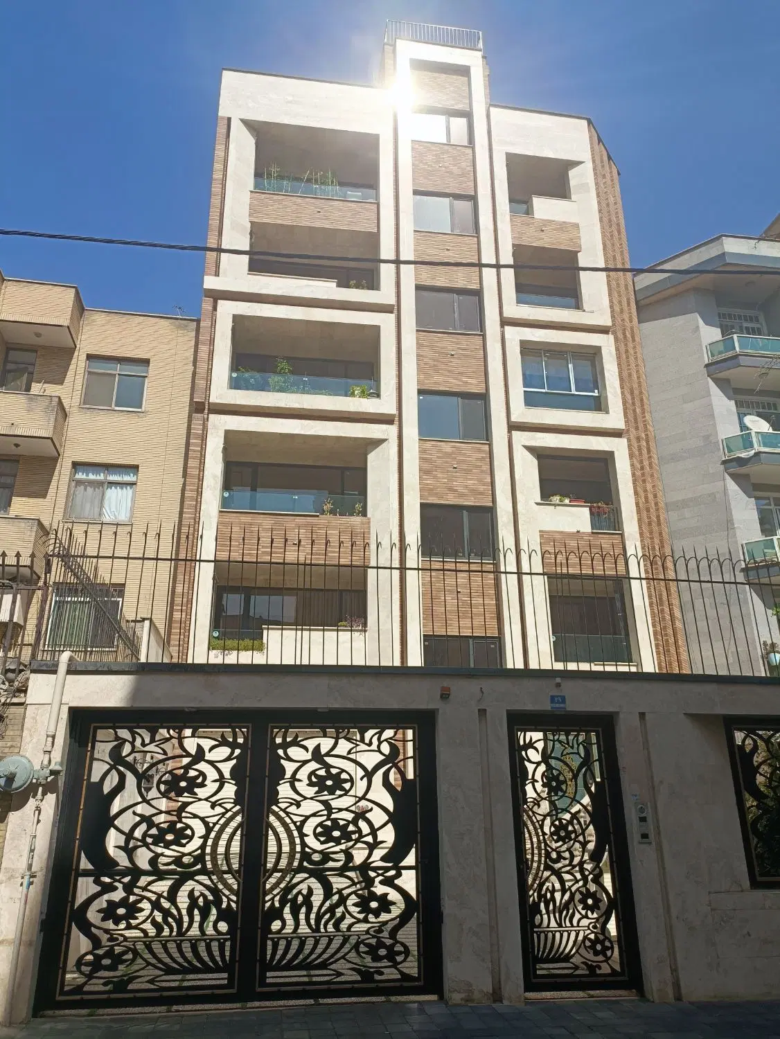 ۱۰۵ متر دو خواب بیستون, تهران