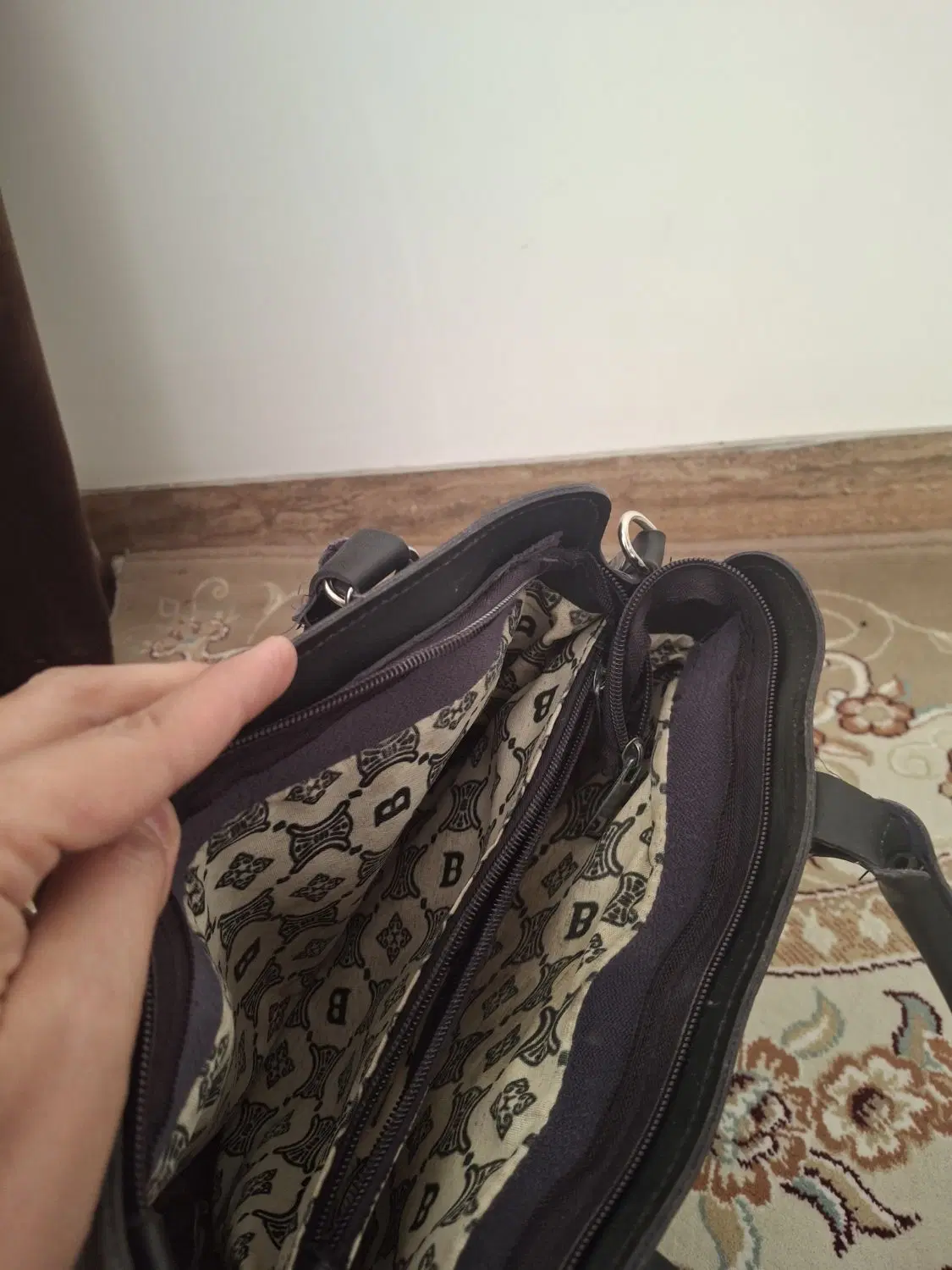 کیف|کیف، کفش، کمربند|قم, چهل درخت|دیوار