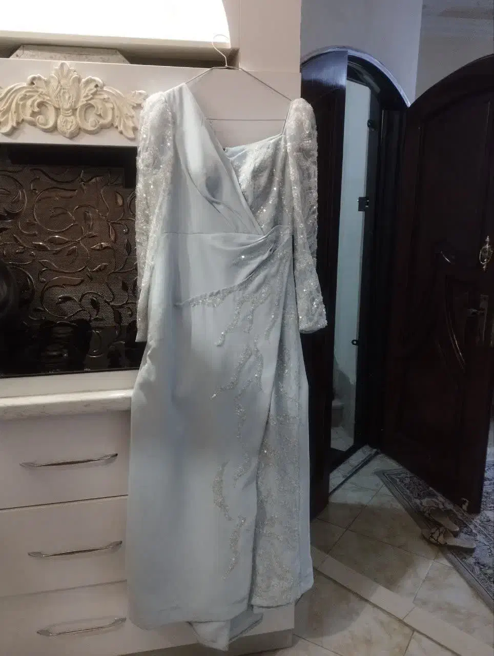 لباس نو|لباس|مشهد, کوشش|دیوار