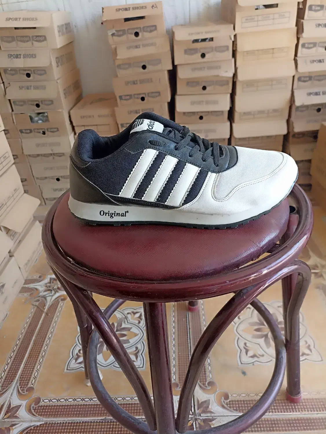 کفش نو|کیف، کفش، کمربند|کاشمر, |دیوار