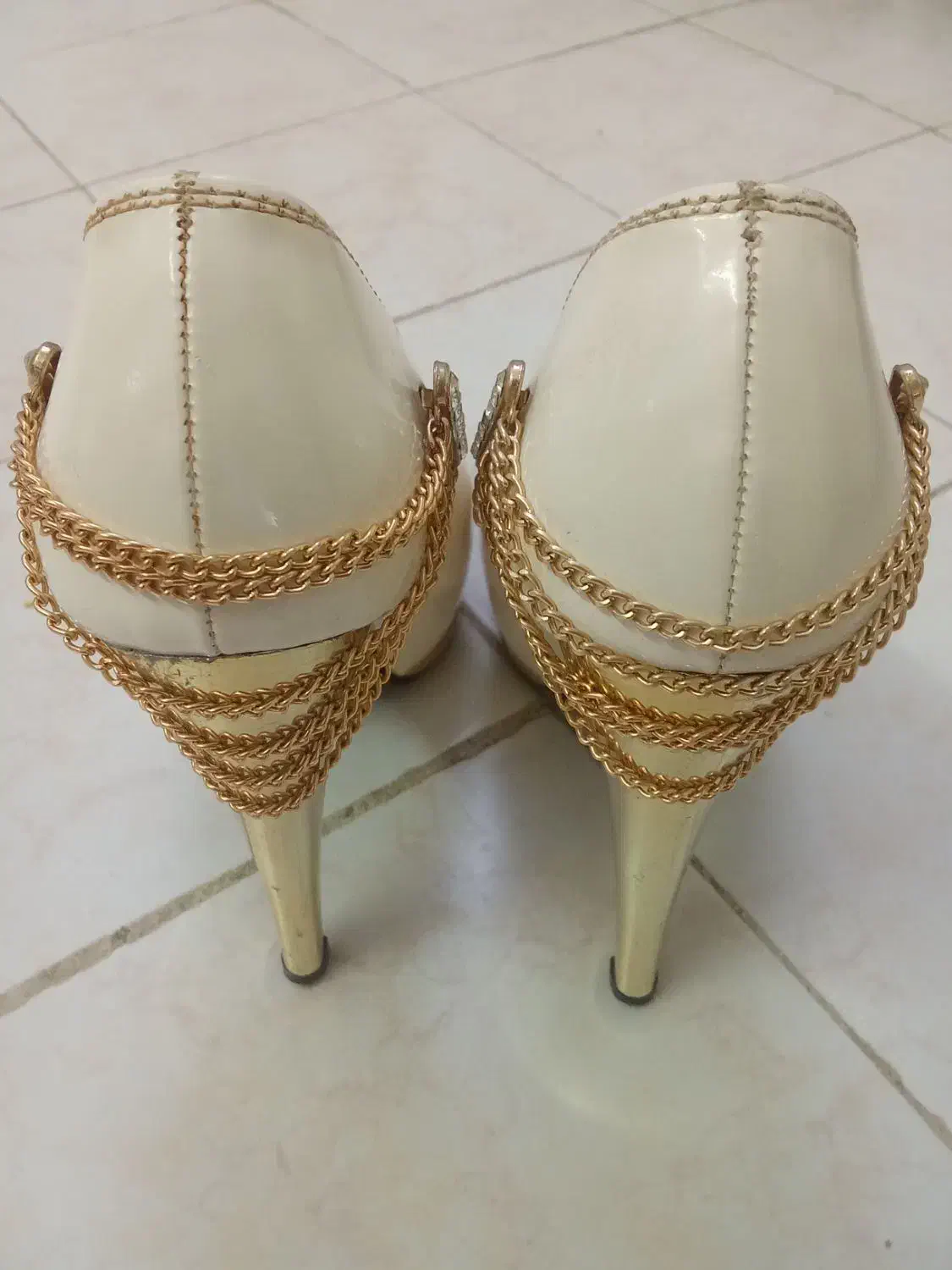 کفش مجلسی|کیف، کفش، کمربند|قم, وادی السلام|دیوار