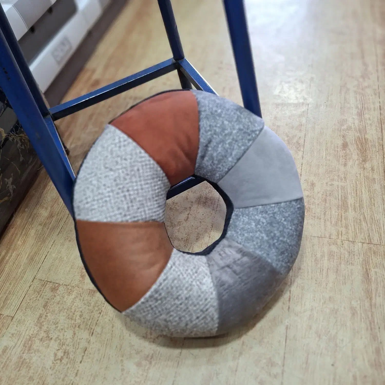 بالشت گرد|رختخواب، بالش، پتو|قم, وادی السلام|دیوار