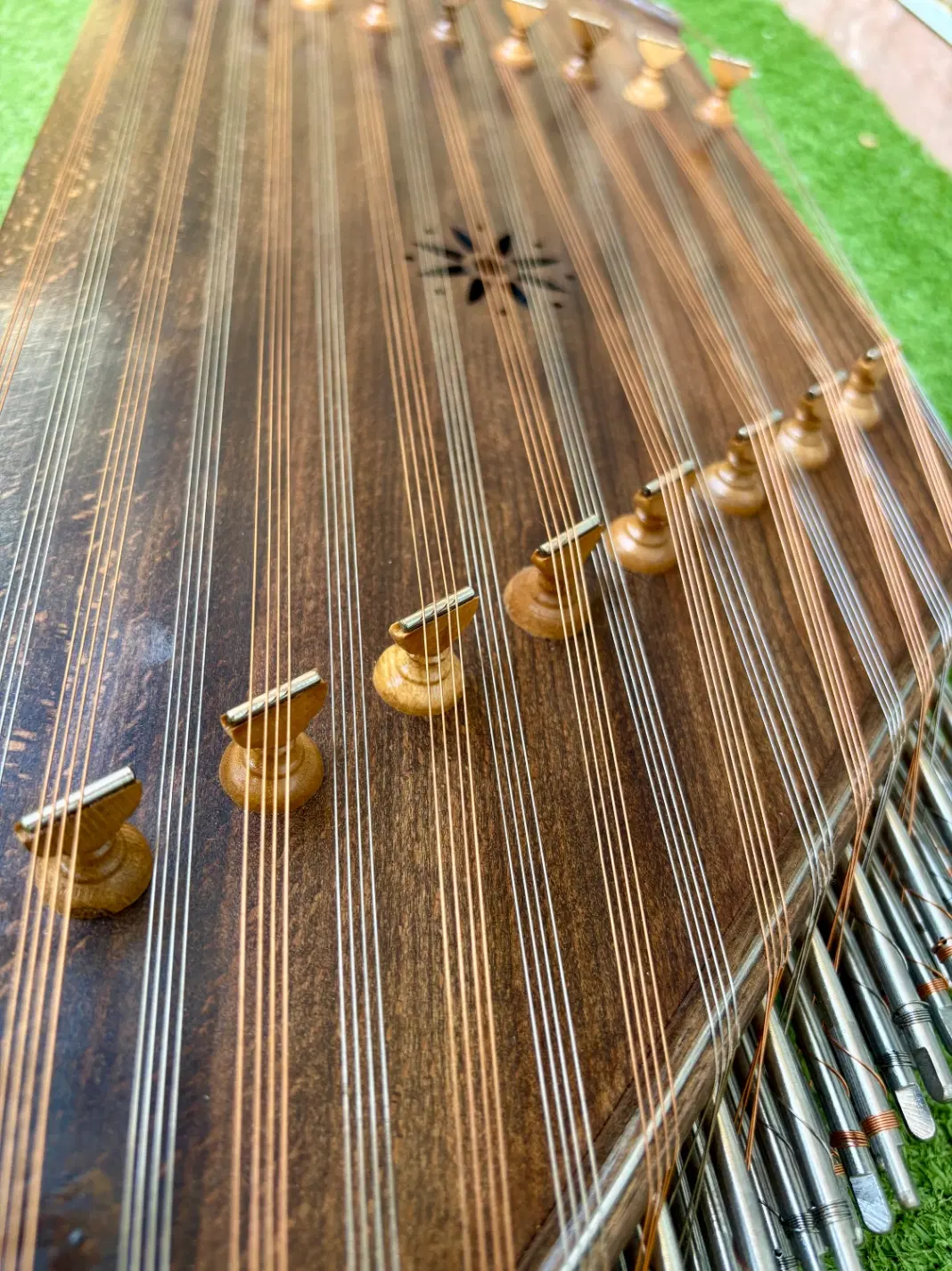 سنتور|سازهای سنتی|اصفهان, سروستان|دیوار