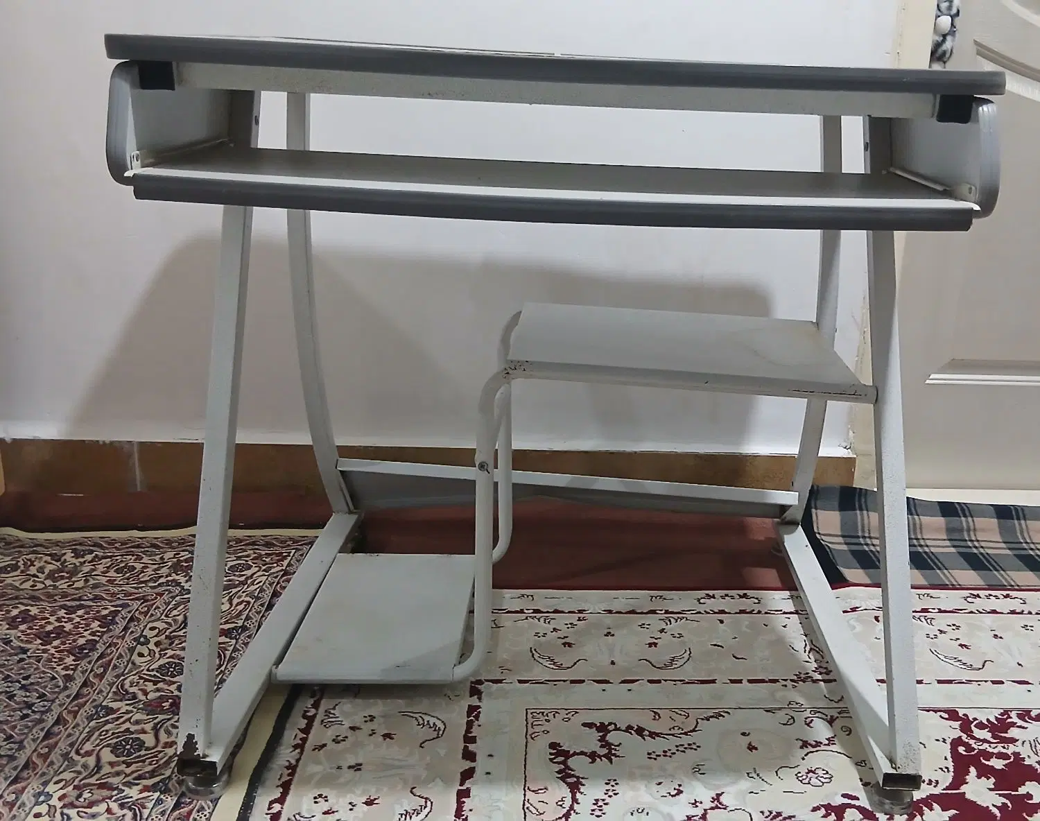 میز|میز تحریر و کامپیوتر|باسمنج, |دیوار