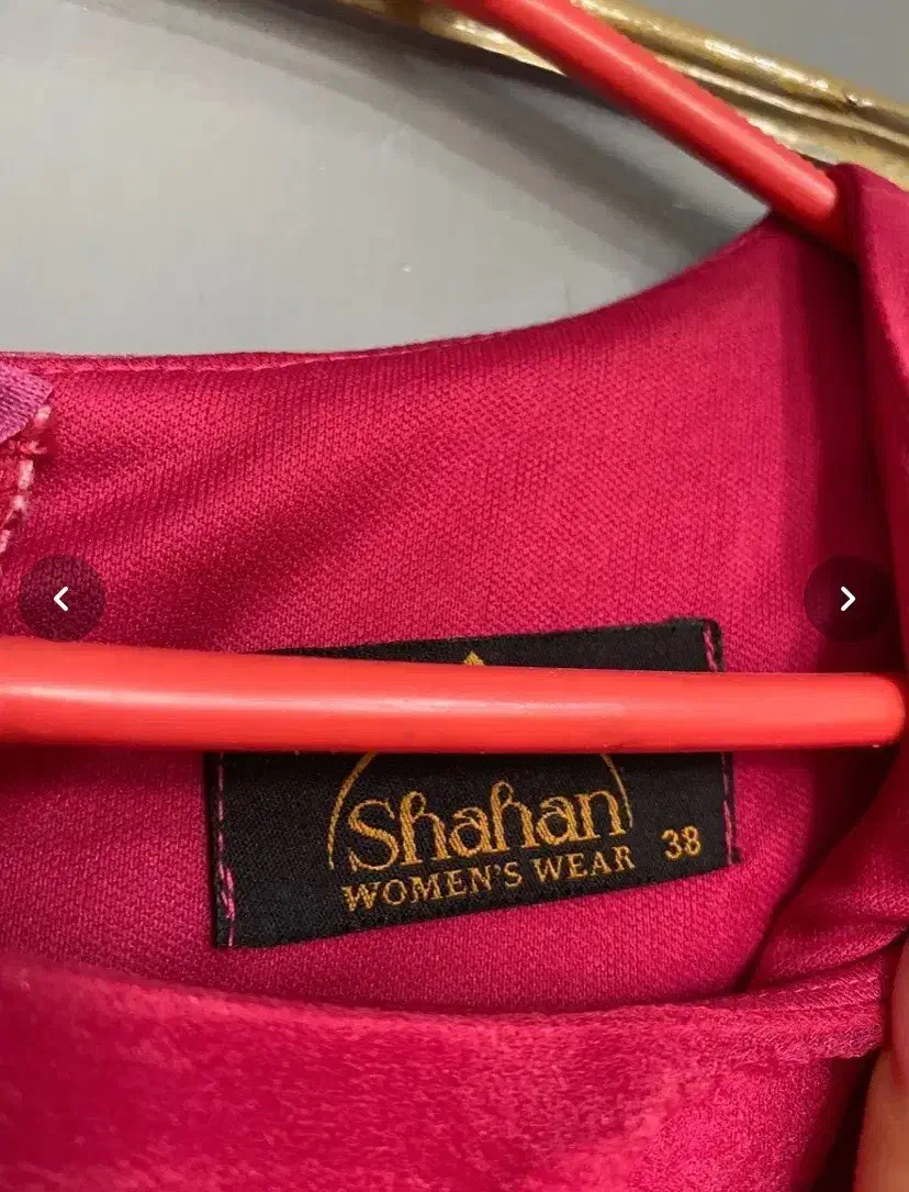 لباس مجلسی|لباس|رشت, عینک|دیوار