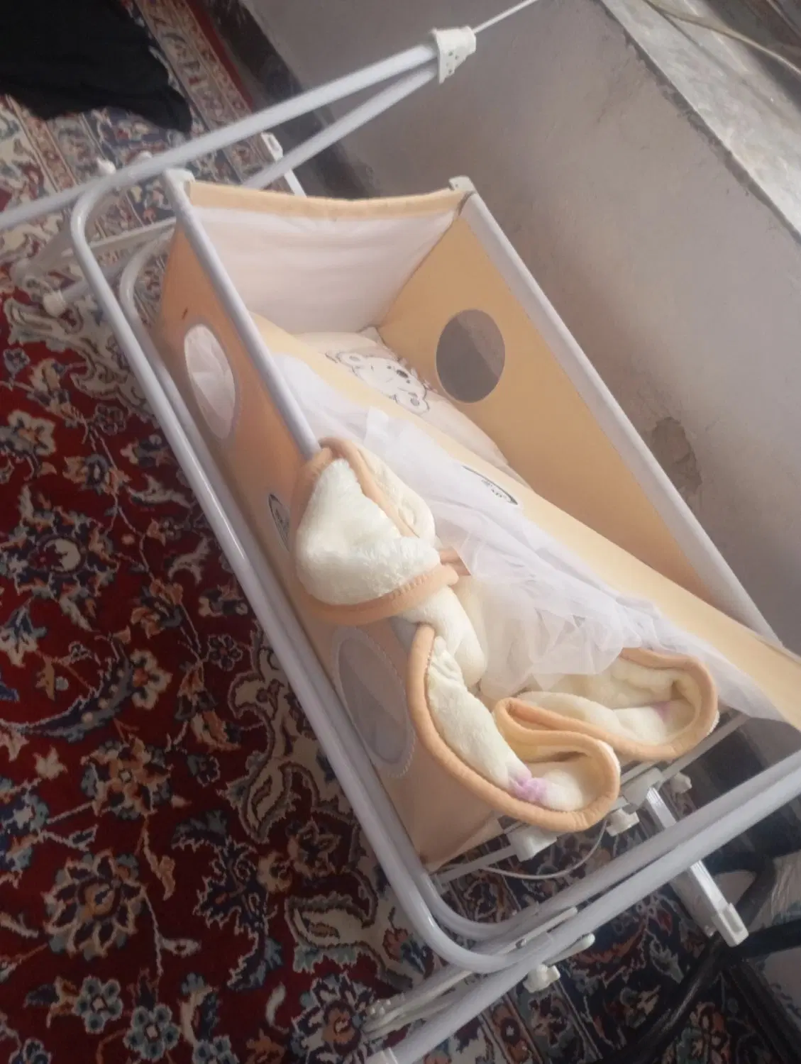 گهواره نو.|اسباب و اثاث بچه|باشت, |دیوار