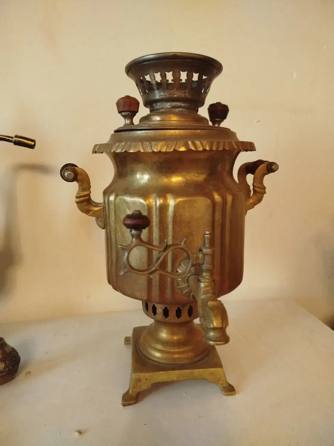 سماور عتیقه و قالیچه دست بافت|کلکسیون اشیاء عتیقه|بیرجند, |دیوار