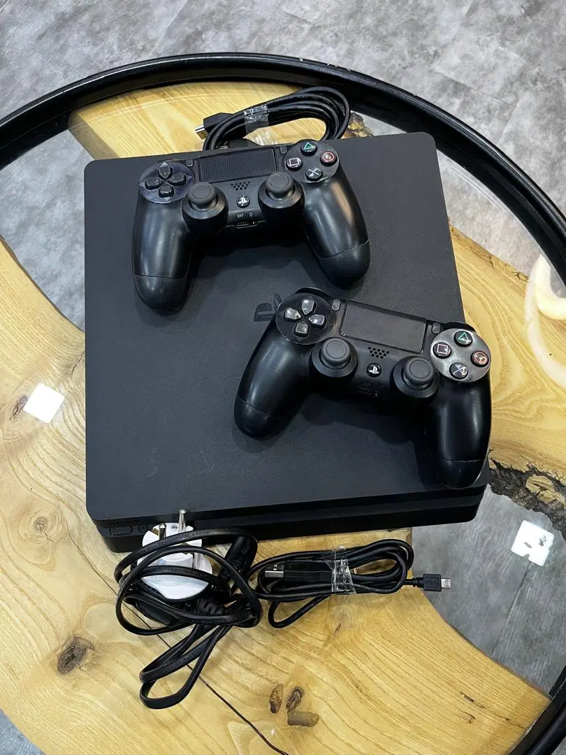 ps4 slim|کنسول، بازی ویدئویی و آنلاین|شیراز, قالیشویی|دیوار
