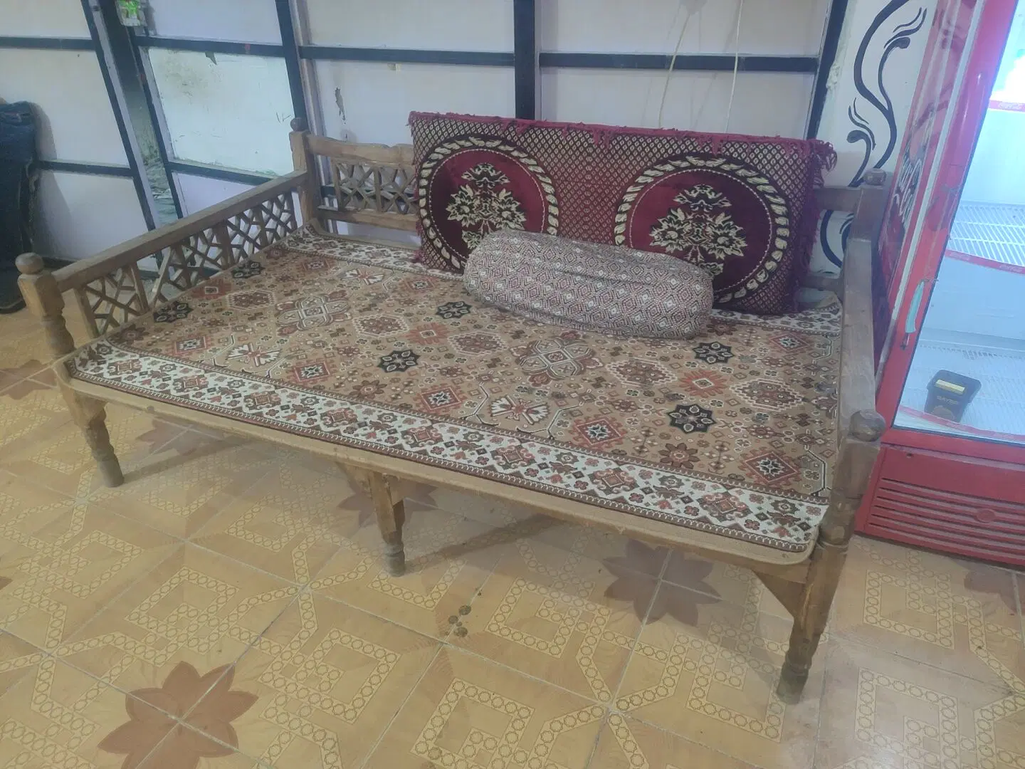 تخت سنتی|صندلی و نیمکت|دره شهر, |دیوار