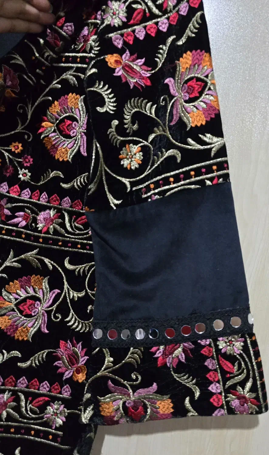 مانتو کتی|لباس|رشت, ساغری سازان|دیوار