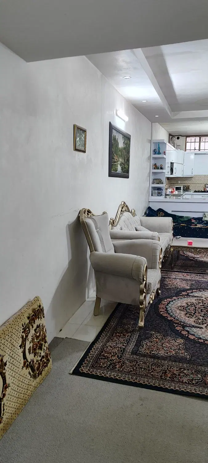 آپارتمان فروشی طبقه همکف ۱۰۰ متر راه جدا - Więcej