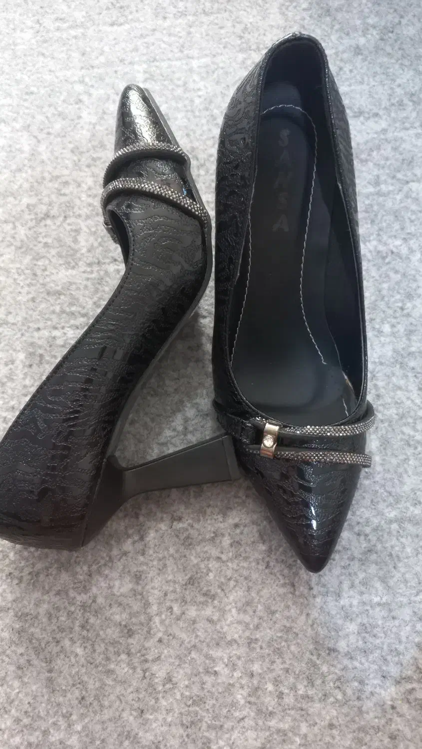 کفش|کیف، کفش، کمربند|دوگنبدان, |دیوار