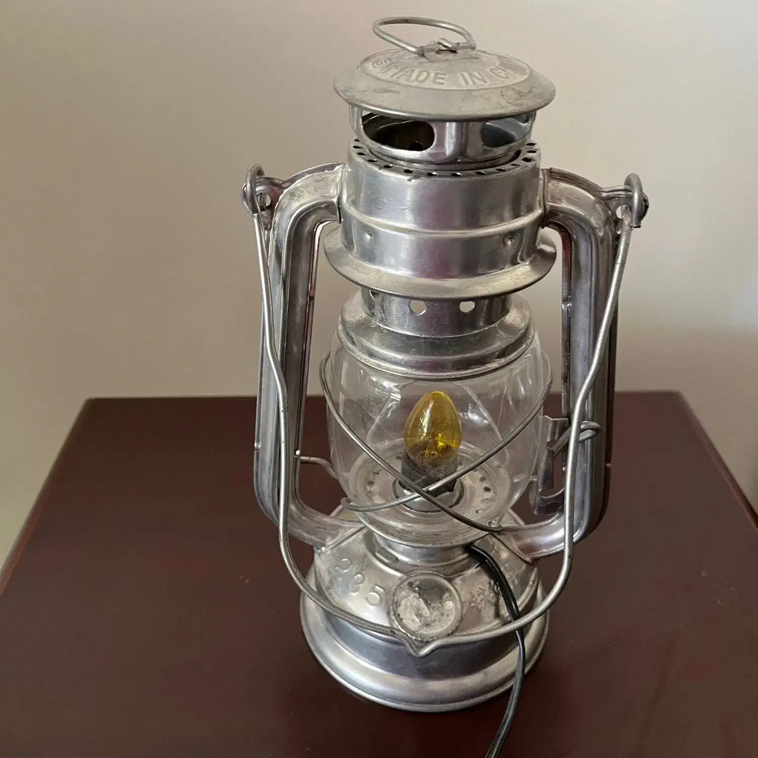 فانوس|کلکسیون اشیاء عتیقه|مشهد, هفت تیر (آب و برق)|دیوار