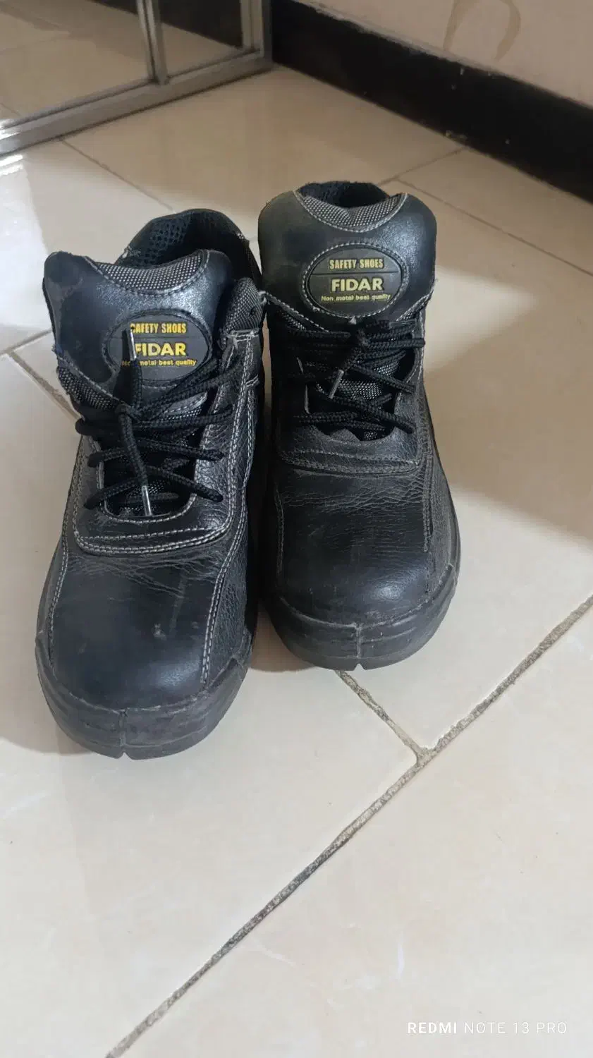 کفش ایمنی|کیف، کفش، کمربند|رباط‌کریم, مسکن مهر آبشناسان|دیوار