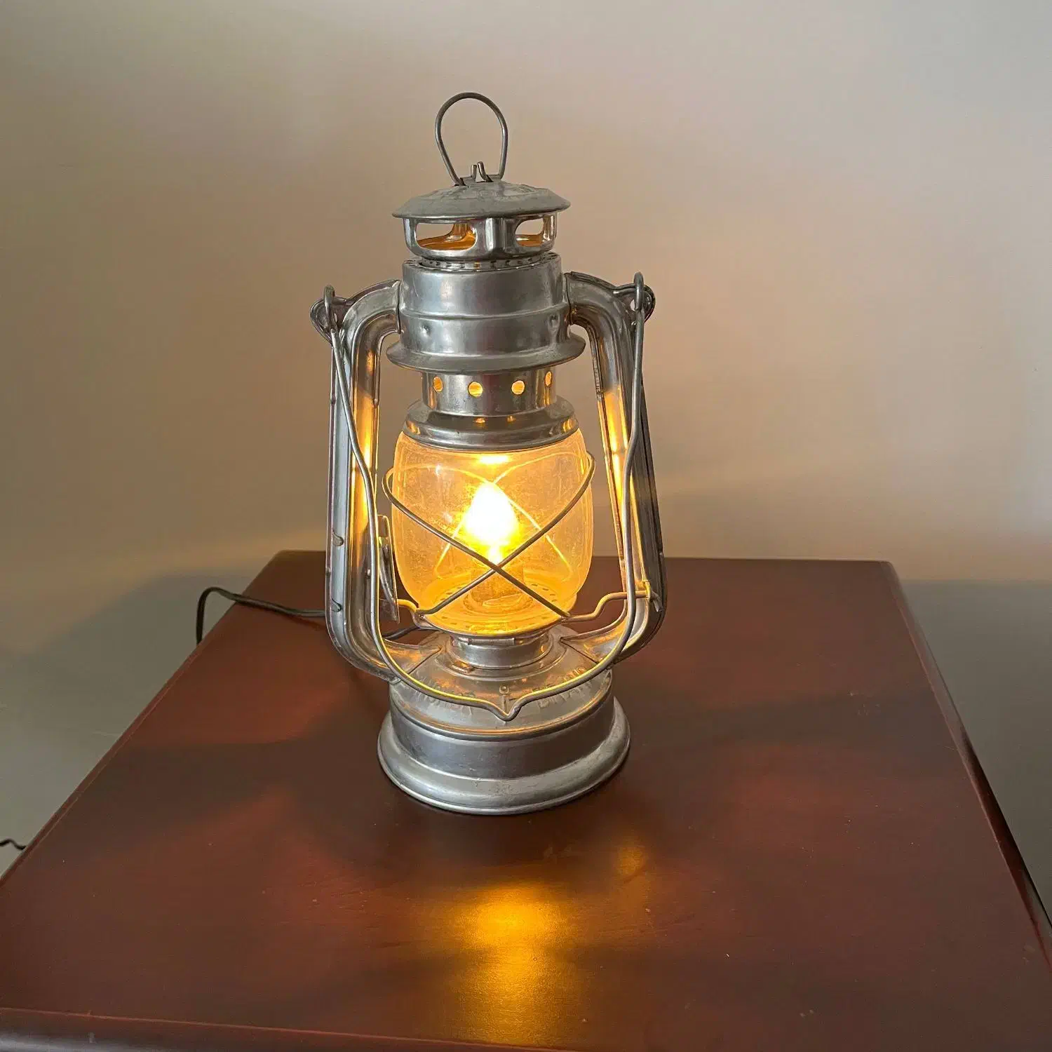 فانوس|کلکسیون اشیاء عتیقه|مشهد, هفت تیر (آب و برق)|دیوار