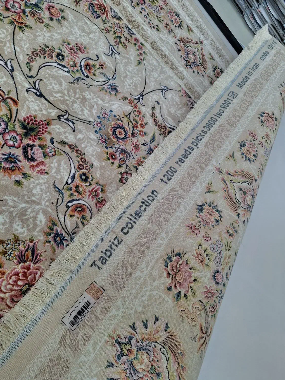 فرش ۱۲۰۰ شانه/کف ساده/ضخیم/نخ ترک|فرش|کاشان, مزرعه نو|دیوار