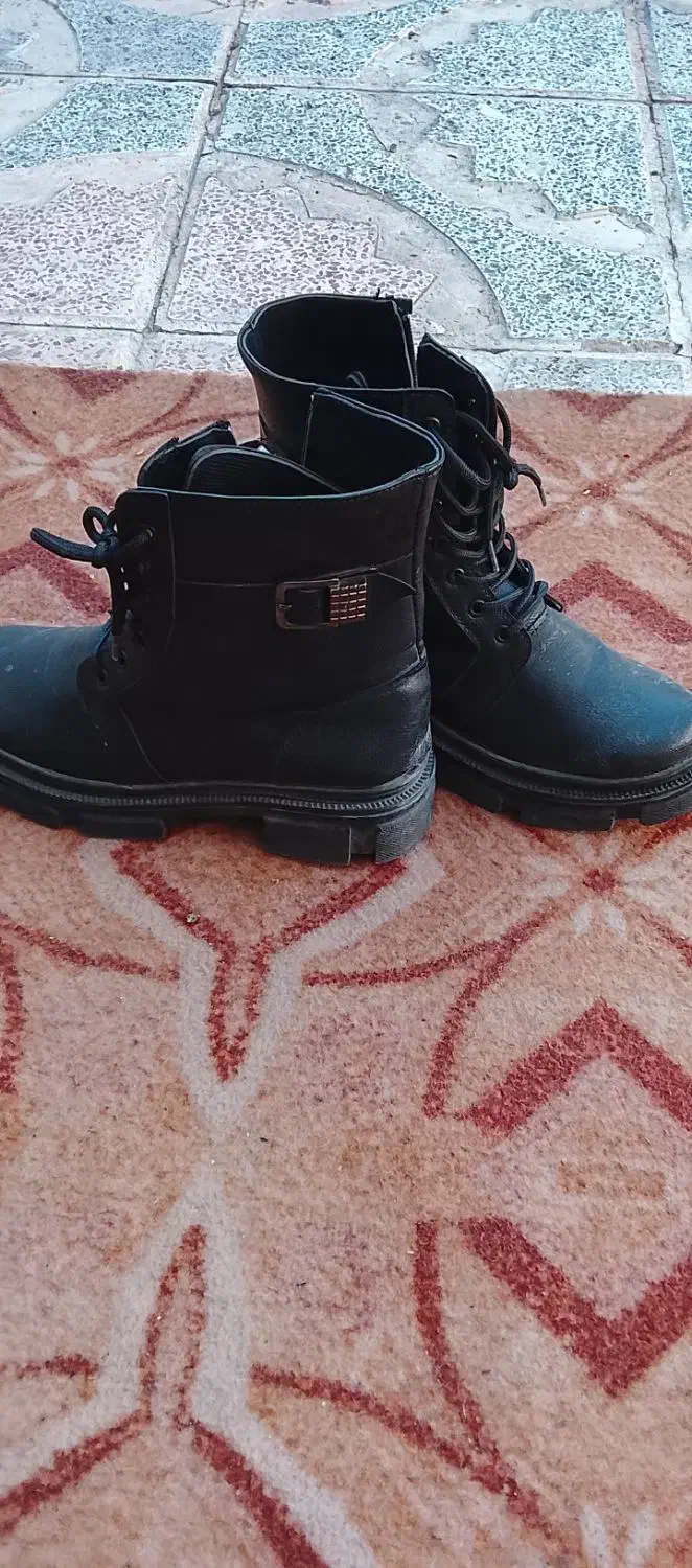 کفش نو|کیف، کفش، کمربند|خوی, |دیوار