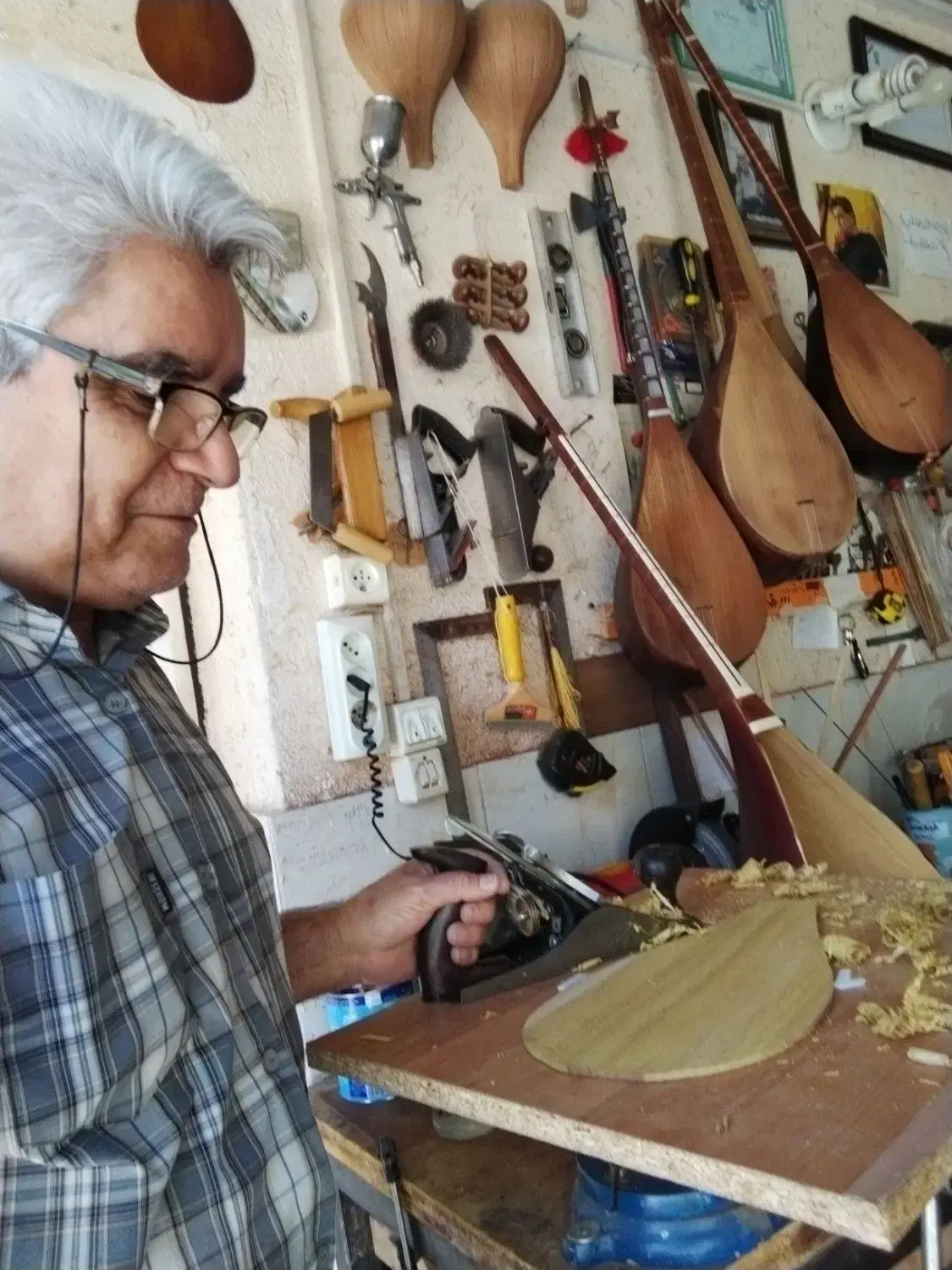 دوتار|سازهای سنتی|مشهد, استاد یوسفی (شهرک غرب)|دیوار