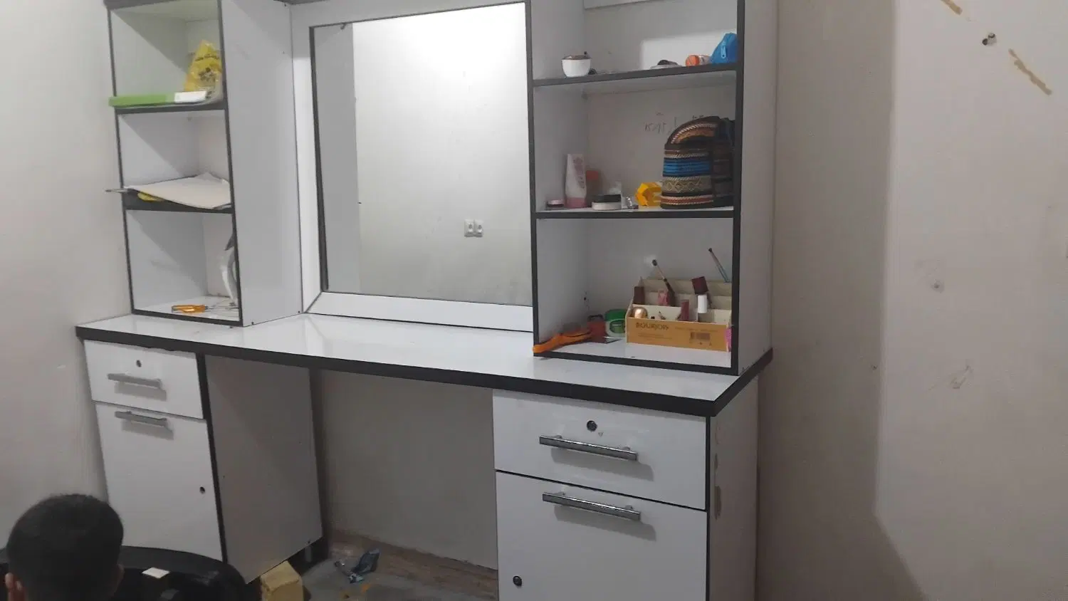 میز و آینه|آرایشگاه و سالن‌های زیبایی|رامهرمز, |دیوار