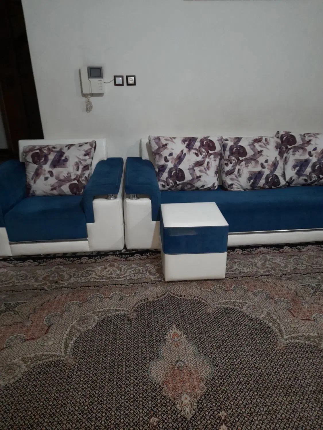 فروش مبل هفت نفره با چهارتا گل میز سالم و محکم|مبلمان خانگی و میز عسلی|شیراز, جوادیه|دیوار