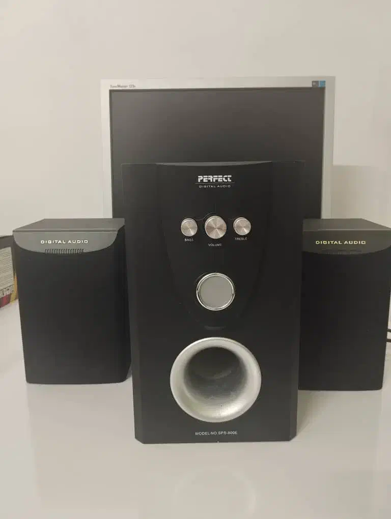 سیستم کامپیوتر همراه با میز|رایانه رومیزی|کازرون, |دیوار