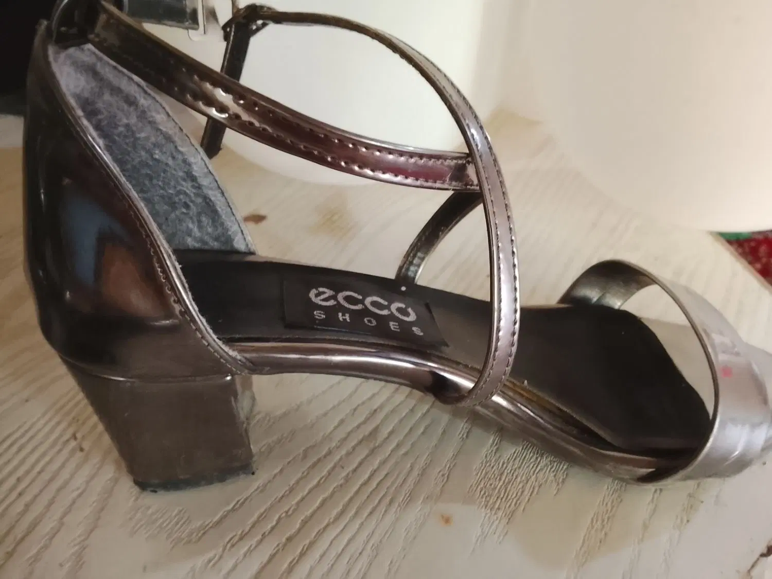 کفش|کیف، کفش، کمربند|نقده, |دیوار