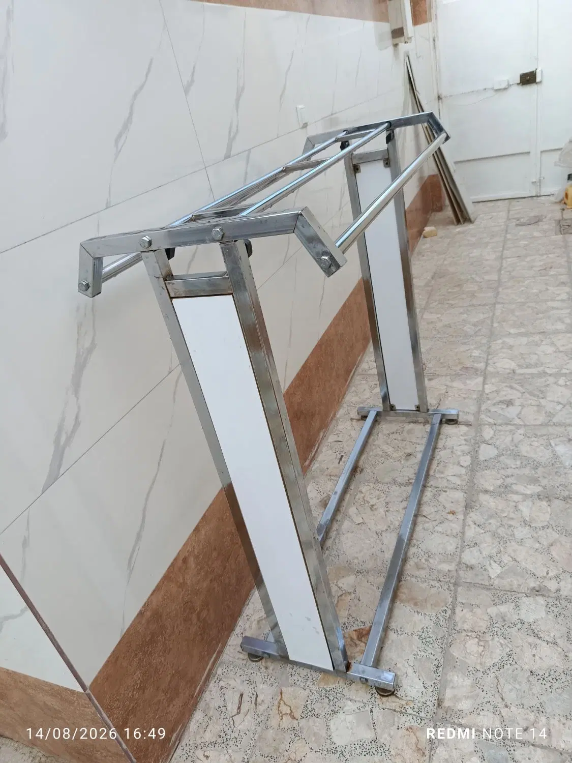 رگال|بندرخت و رخت‌آویز|ابریشم, |دیوار