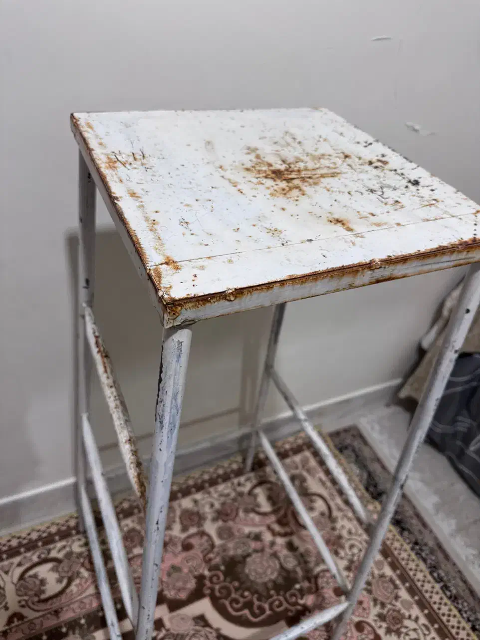 چهارپایه‌ آهنی|صندلی و نیمکت|قم, حنیف نژاد|دیوار