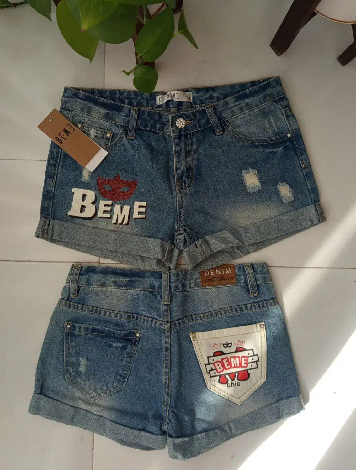 شورتک|لباس|مشهد, مقدم|دیوار