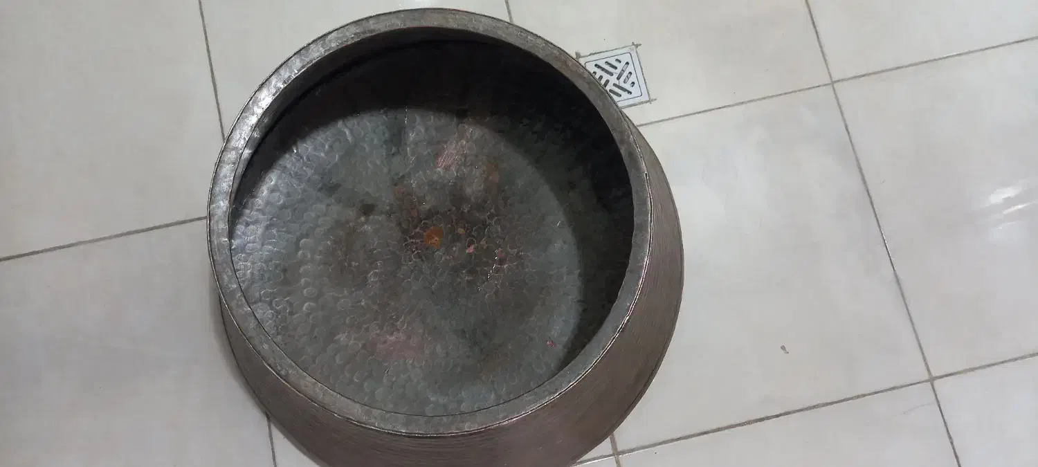 دیگ مسی قدیمی|ظروف پخت‌وپز|قم, صفائیه|دیوار