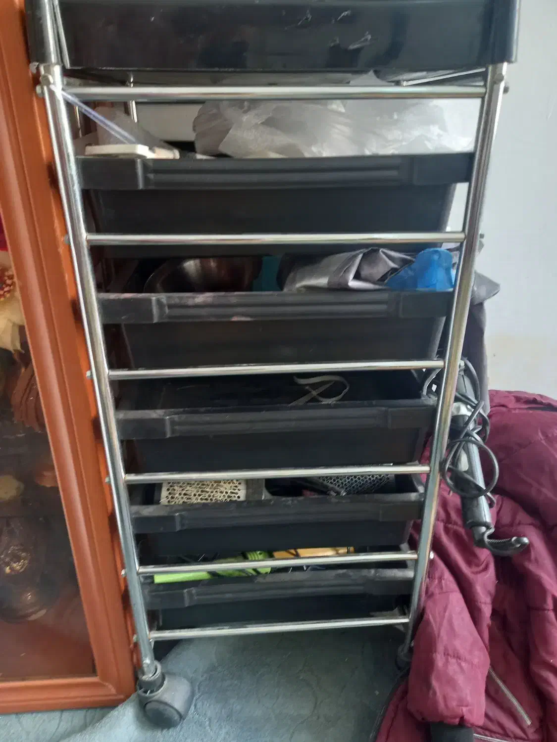 وسایل ارایشگاه زنانه|آرایشگاه و سالن‌های زیبایی|سنندج, |دیوار