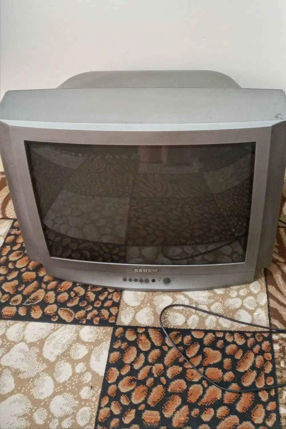 تلوزیون با یک عدد میز فلزی|تلویزیون و پروژکتور|اهواز, بعثت|دیوار