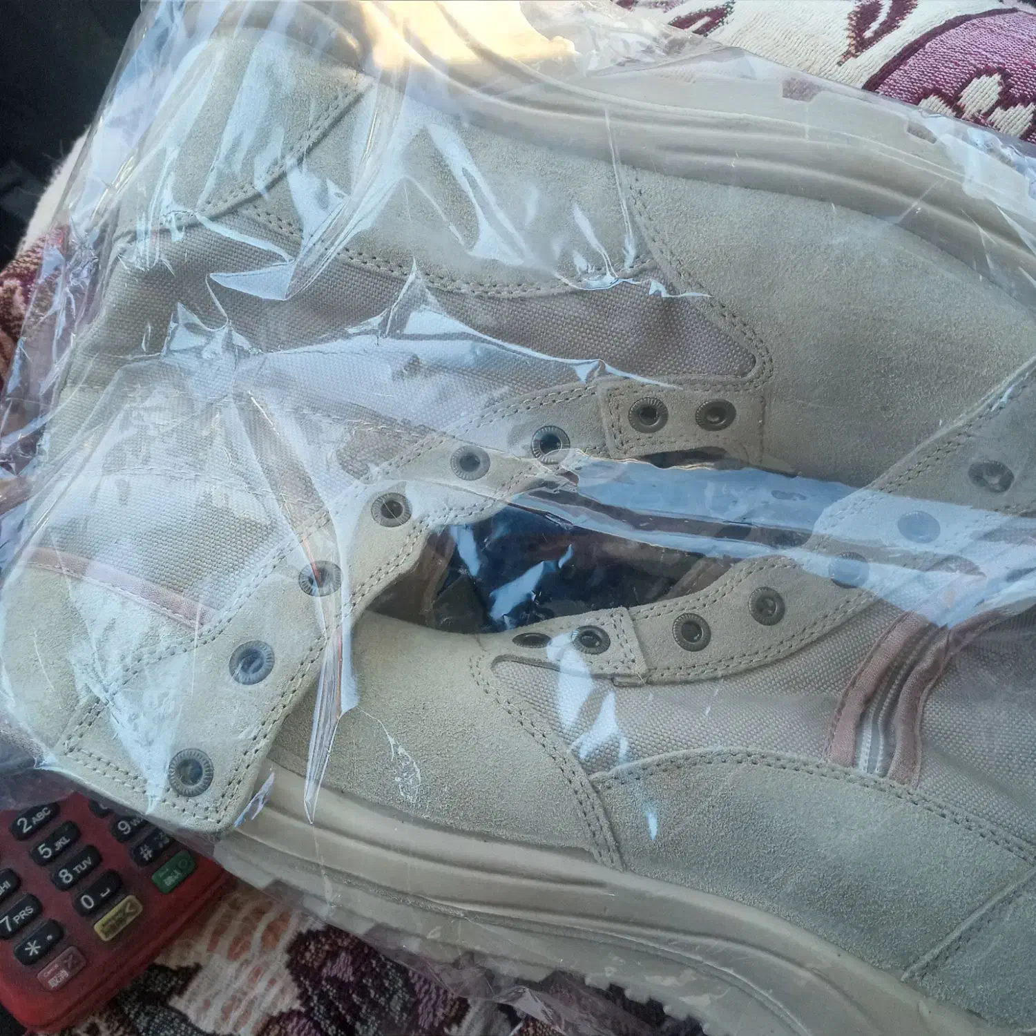 کفش.|کیف، کفش، کمربند|اهر, |دیوار