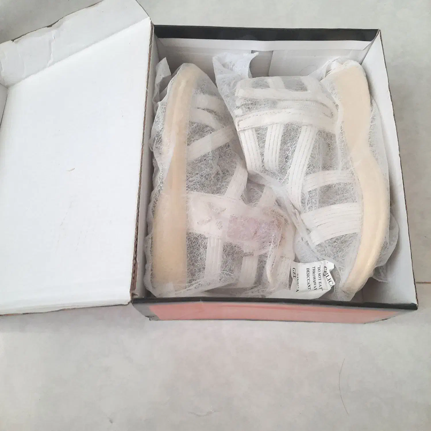 کفش|کیف، کفش، کمربند|طبس, |دیوار