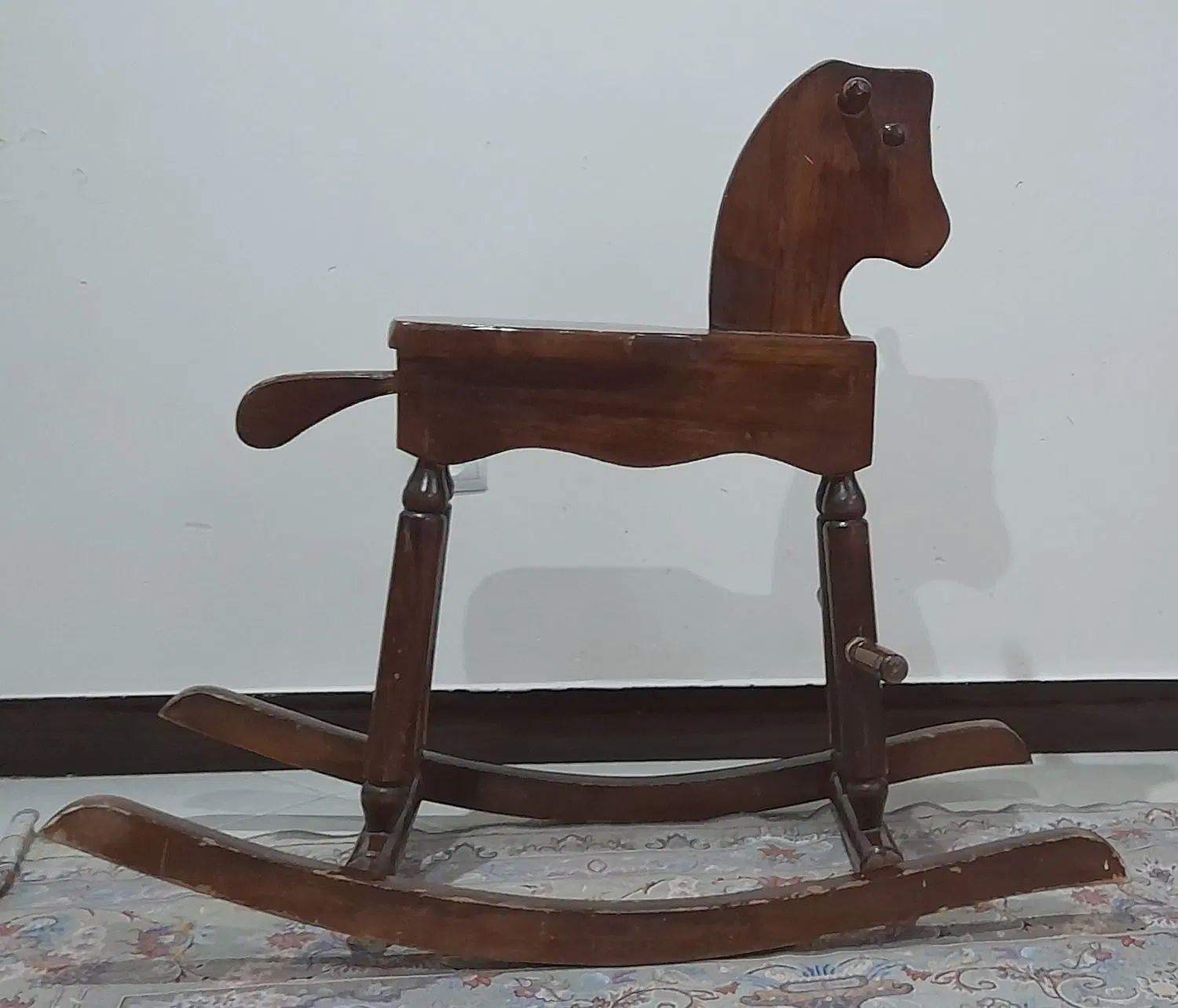 اسب چوبی|اسباب‌‌بازی|باغستان, |دیوار
