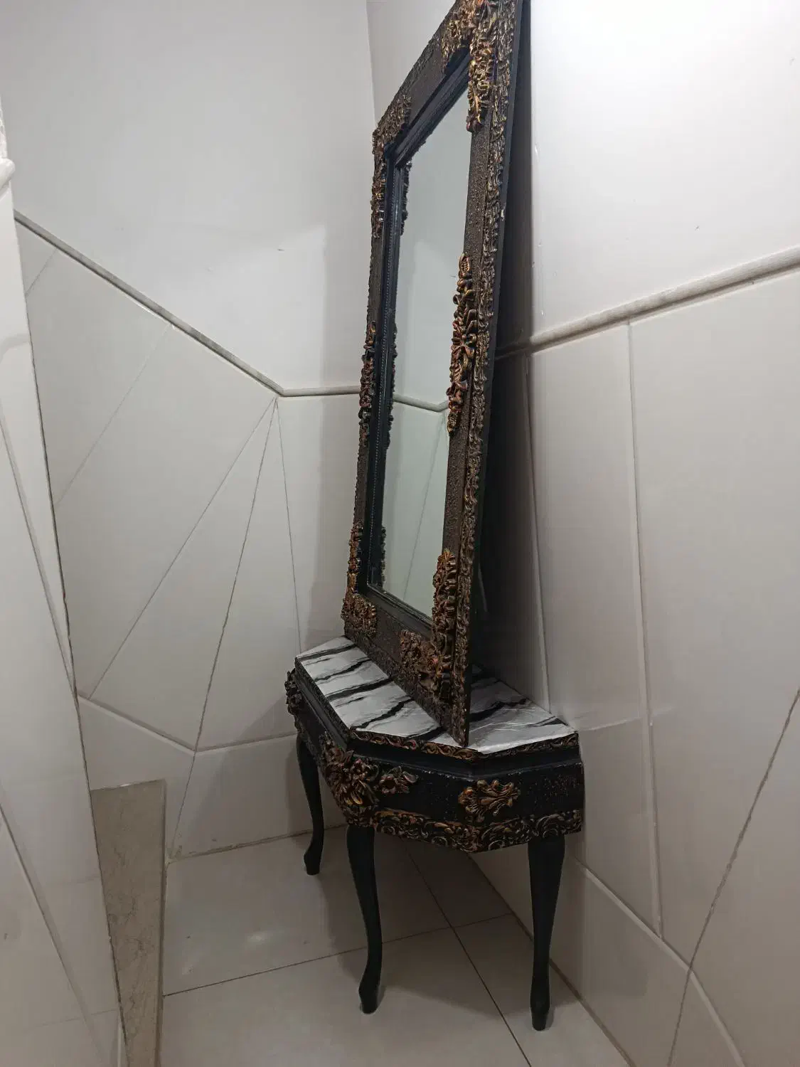 آیینه قدی|آینه|قم, قلعه کامکار|دیوار