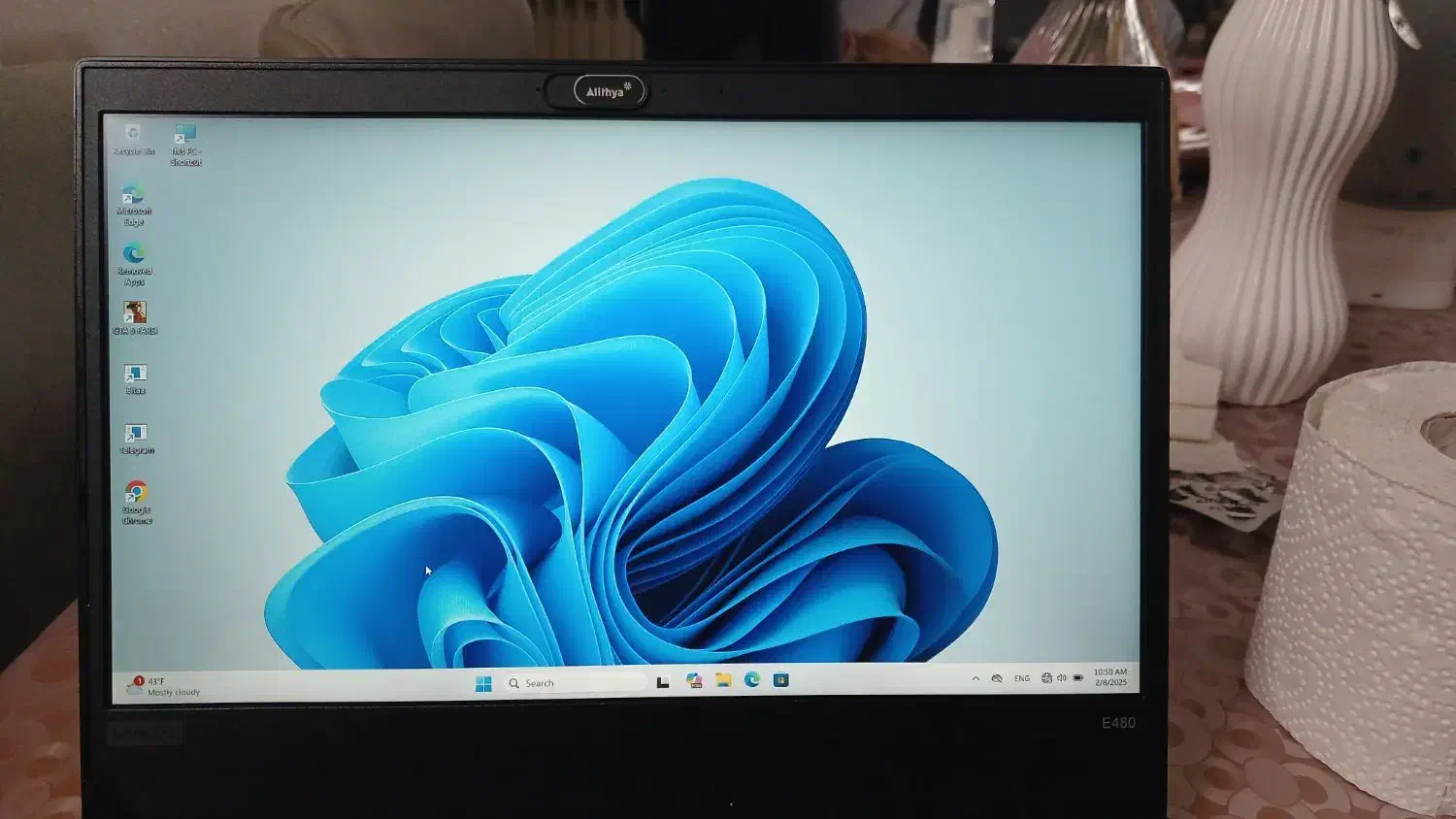 لپ‌تاپ|رایانه همراه|فردیس, نگارستان|دیوار