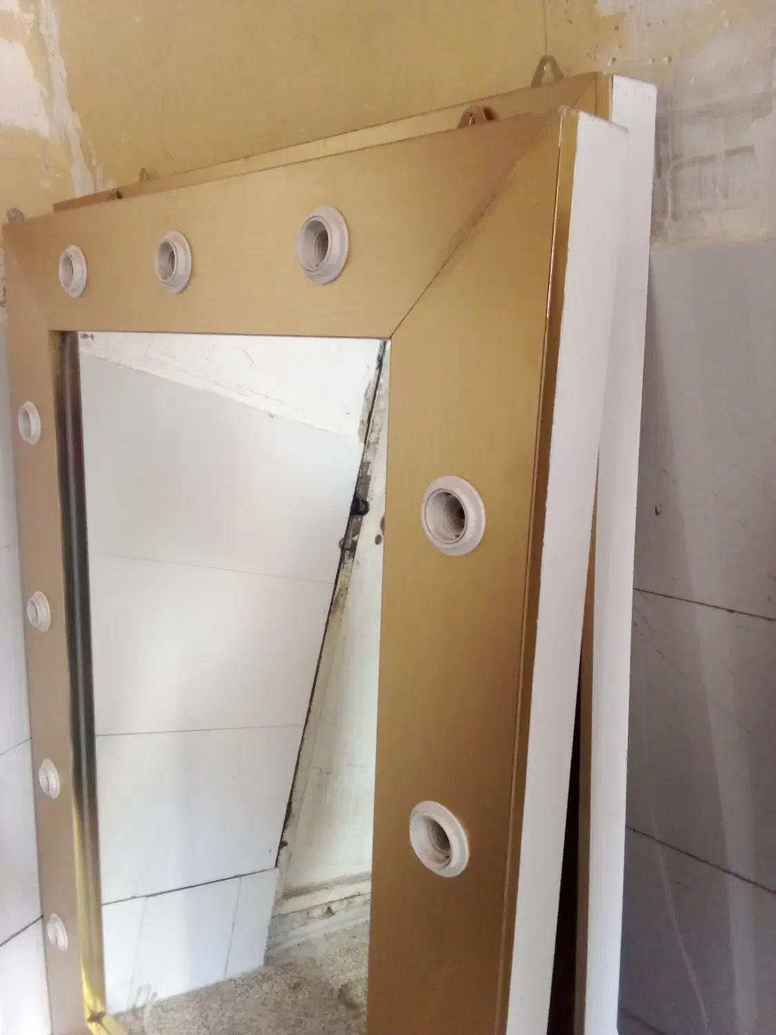 اینه|آرایشگاه و سالن‌های زیبایی|دورود, |دیوار