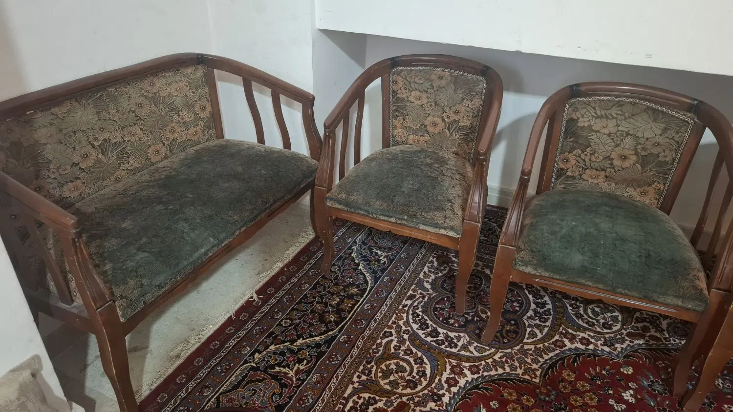 مبل چوبی به همراه میز عسلی|مبلمان خانگی و میز عسلی|بم, |دیوار