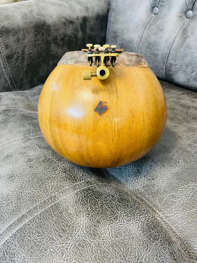 کمانچه|سازهای سنتی|شیراز, آزادی|دیوار