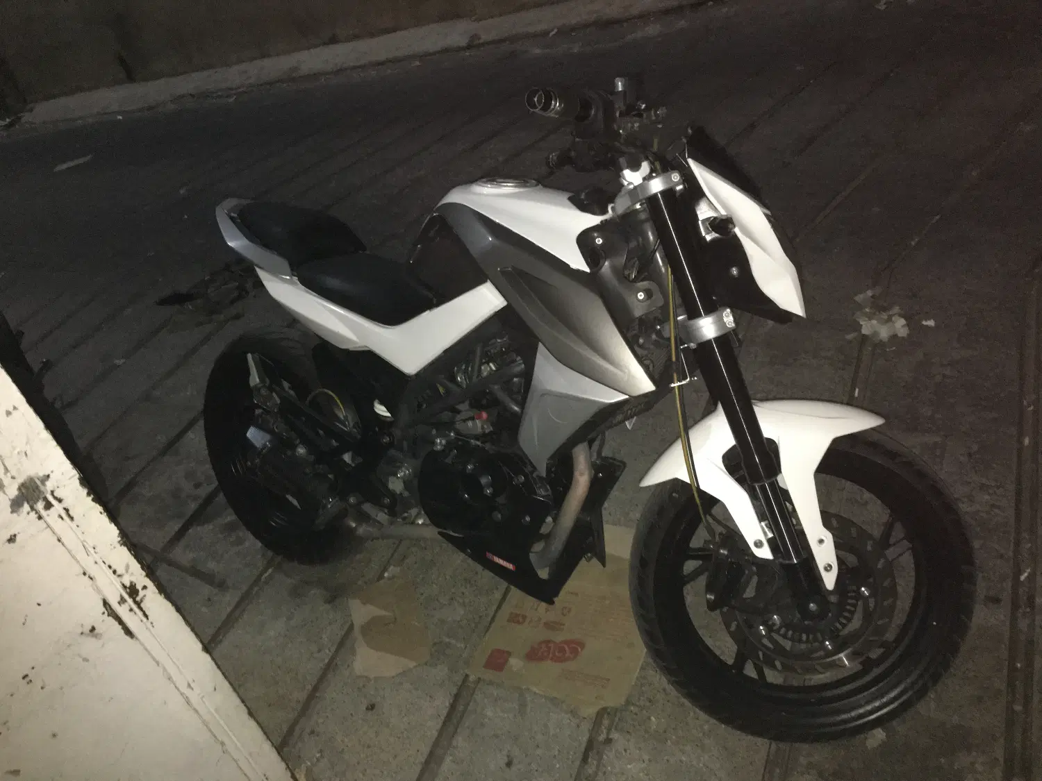 Cf150|موتورسیکلت|شیراز, باغ تخت|دیوار