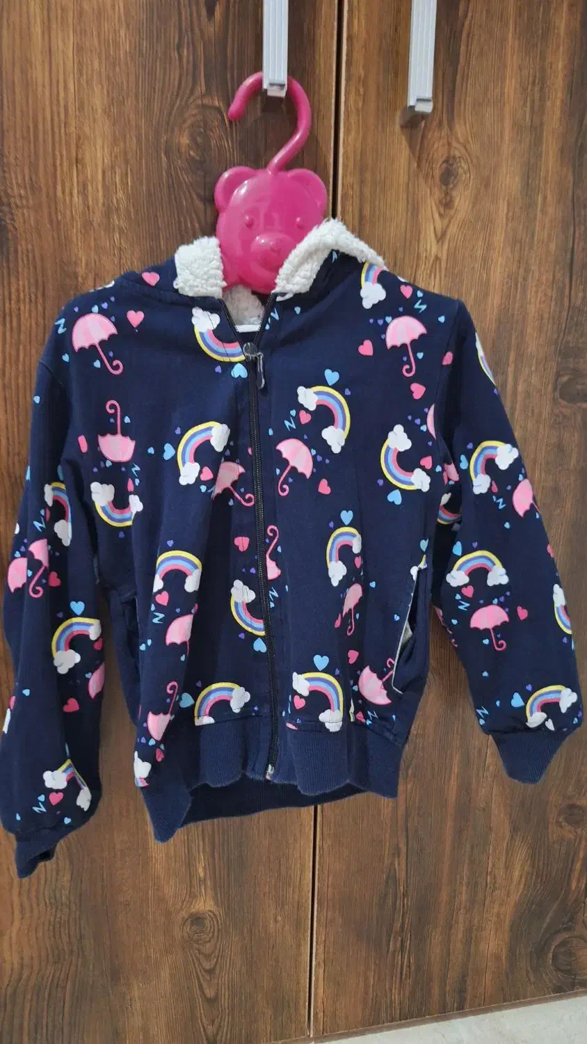 کاپشن|کفش و لباس بچه|رشت, ساغری سازان|دیوار