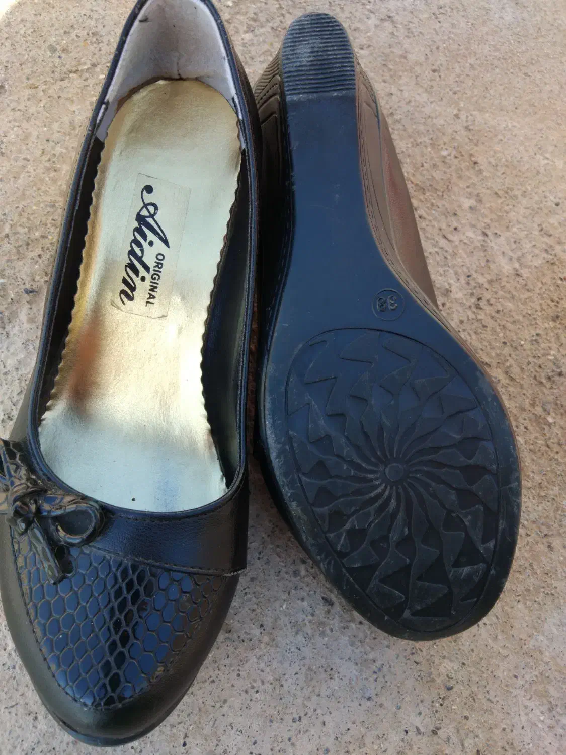 کفش|کیف، کفش، کمربند|نیمروز, |دیوار