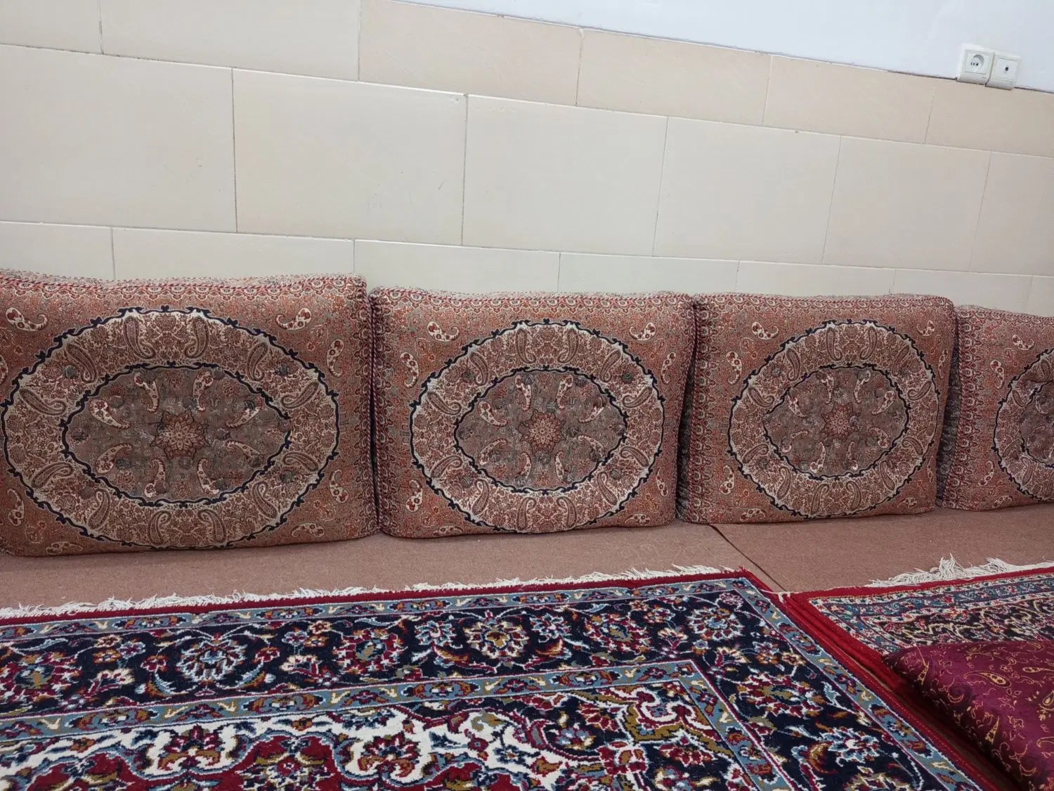 پشتی|پشتی|زارچ, |دیوار