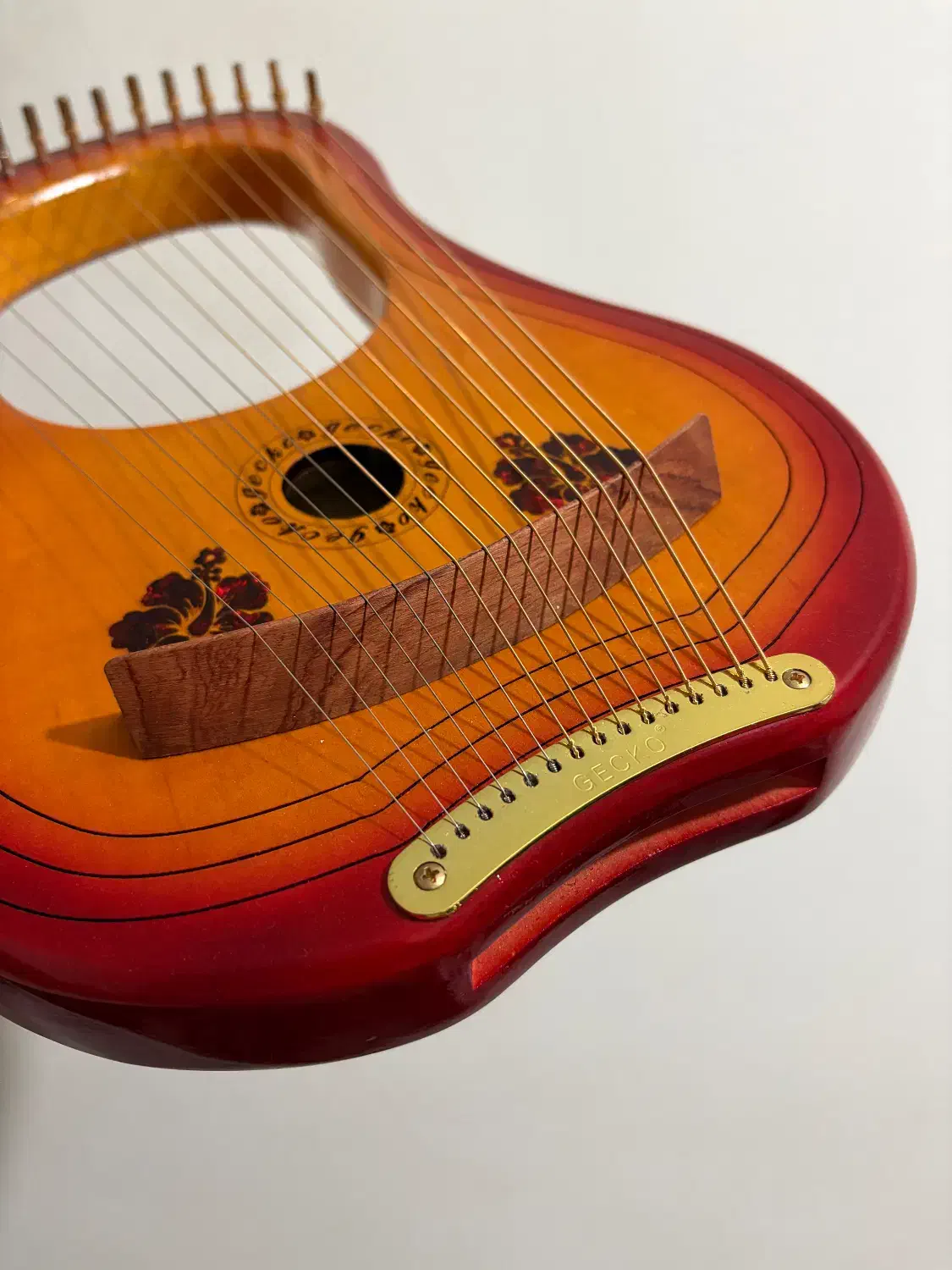 چنگ رومی|سازهای سنتی|اصفهان, بهارستان|دیوار