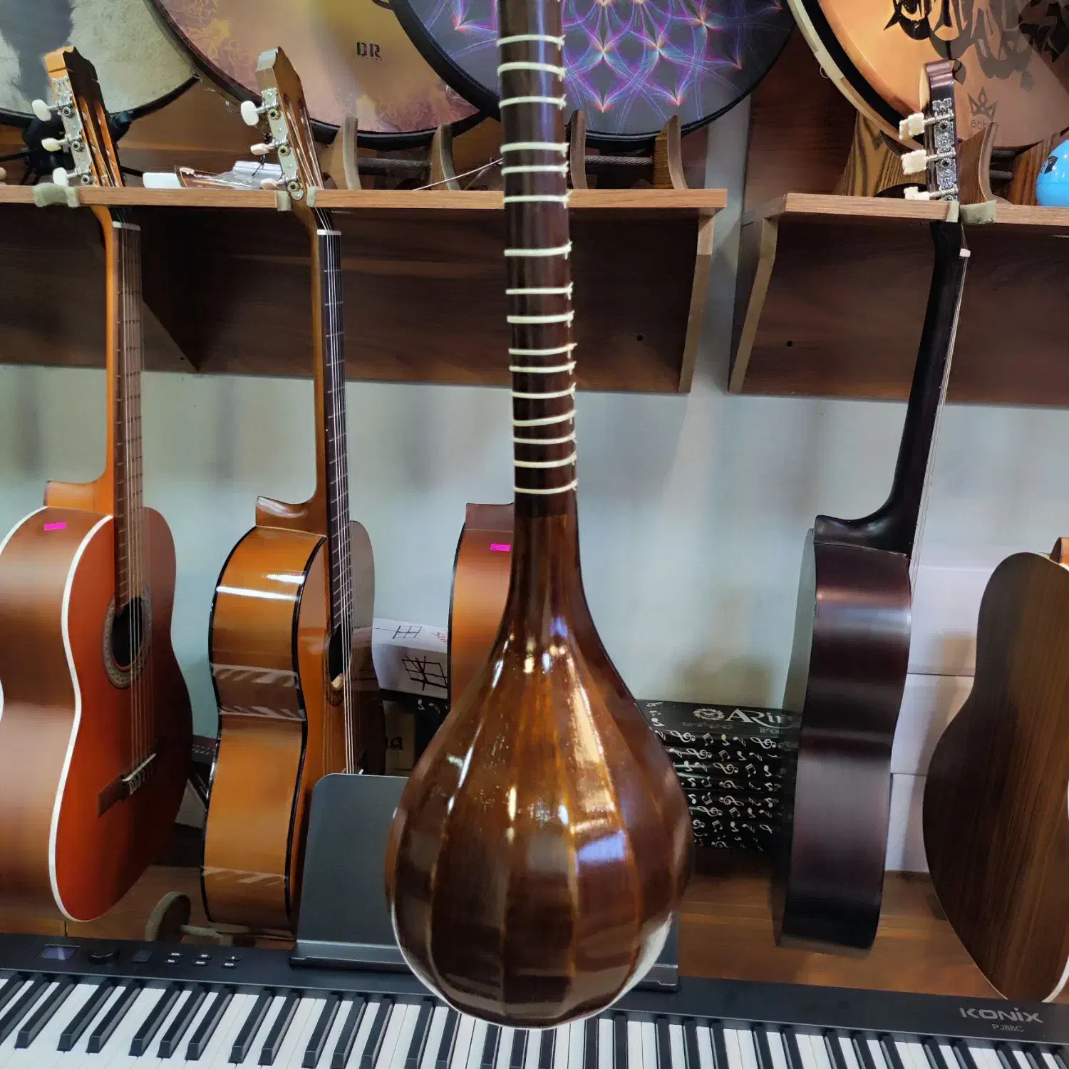 سه‌تار مفاخری،نو|سازهای سنتی|چالوس, |دیوار