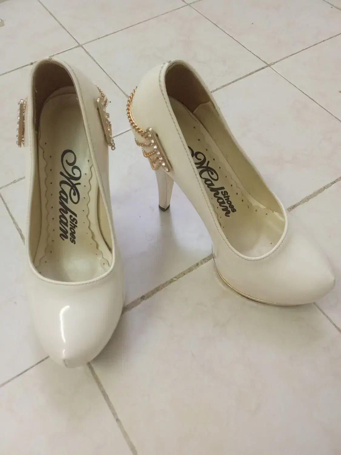 کفش مجلسی|کیف، کفش، کمربند|قم, وادی السلام|دیوار